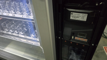 MAQUINA VENDING DE SNACKS Y BEBIDAS FRÍAS AZKOYEN MISTRAL PLUS CON MONEDERO Y TARJETERO