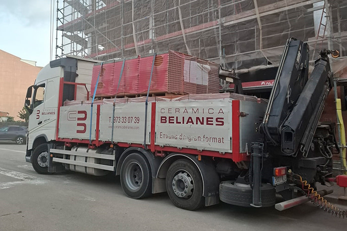Camión Cerámica Belianes descargando en obra