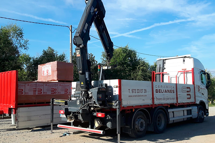 Camión Cerámica Belianes cargando en fábrica