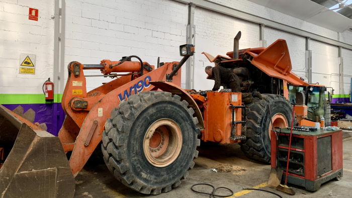 Reparación de caja de cambios en pala cargadora Fiat Kobelco W190