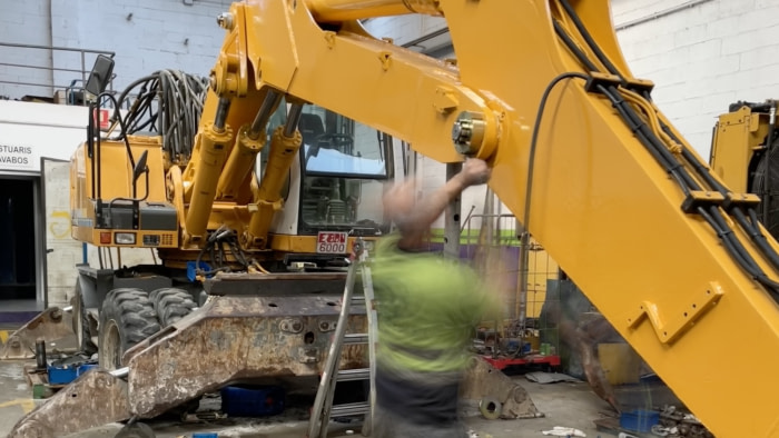 Reparación de brazo fisurado en excavadora Liebherr A914A