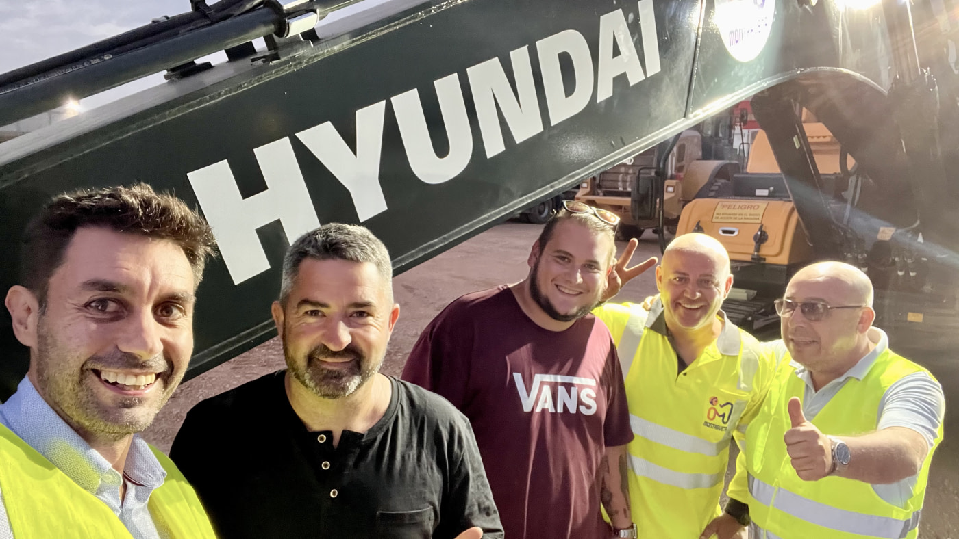 Entrega de excavadora Hyundai HX220ALN a Jordi Montraveta en Esparreguera