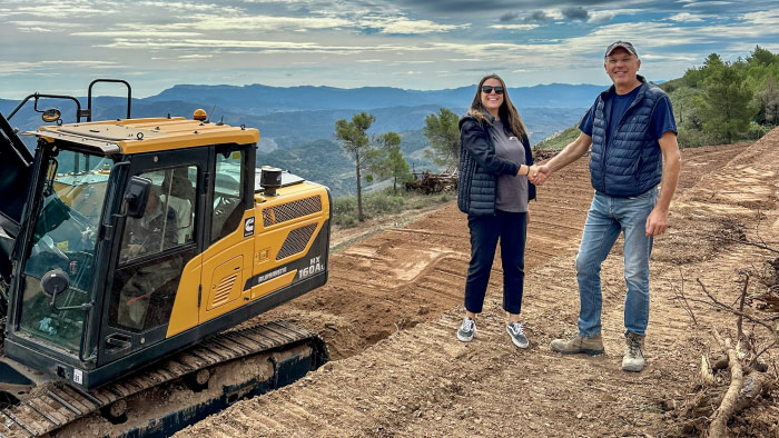 Entrega de excavadora Hyundai HX160AL a Excavacions Duran en el Priorat