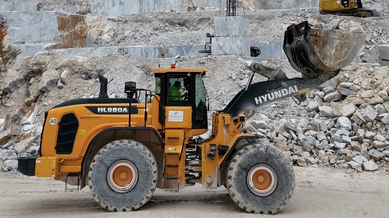 Descubriendo "El Oro Blanco" con la Hyundai HL980A en las Canteras de Carrara