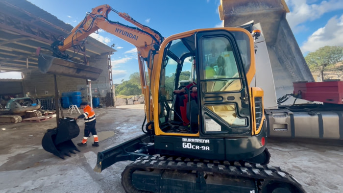 Cervisimag entrega una miniexcavadora Hyundai 60CR-9A a Castelldefels