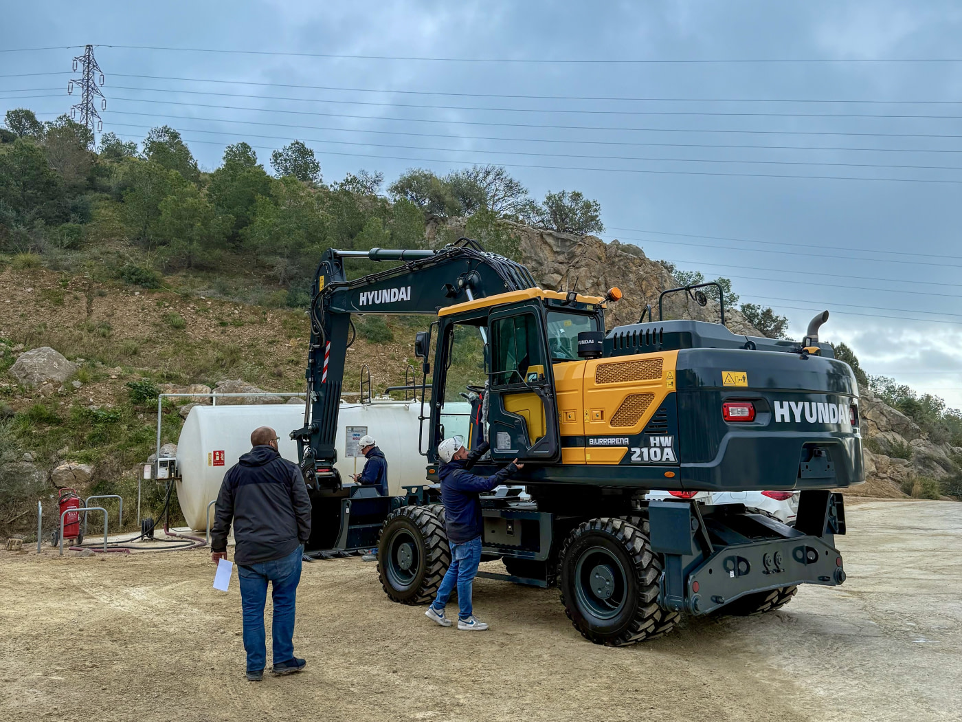 Nueva entrega de la excavadora Hyundai HW210A en Barcelona