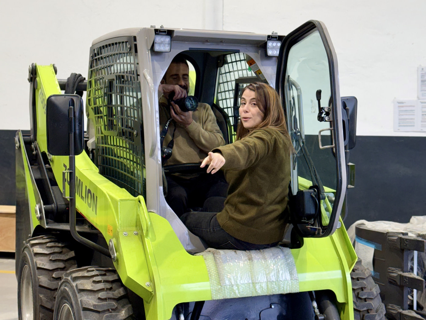 Día de grabaciones en Cervisimag: Aura Solé presenta la Zoomlion ZS090V