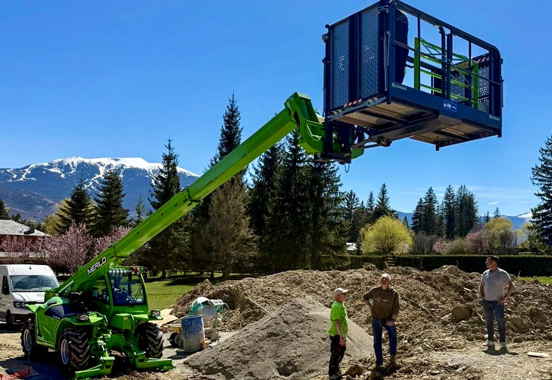 Merlo P40.12 con cesta de trabajo para una constructora de La Cerdanya: 12 metros de altura en cualquier obra