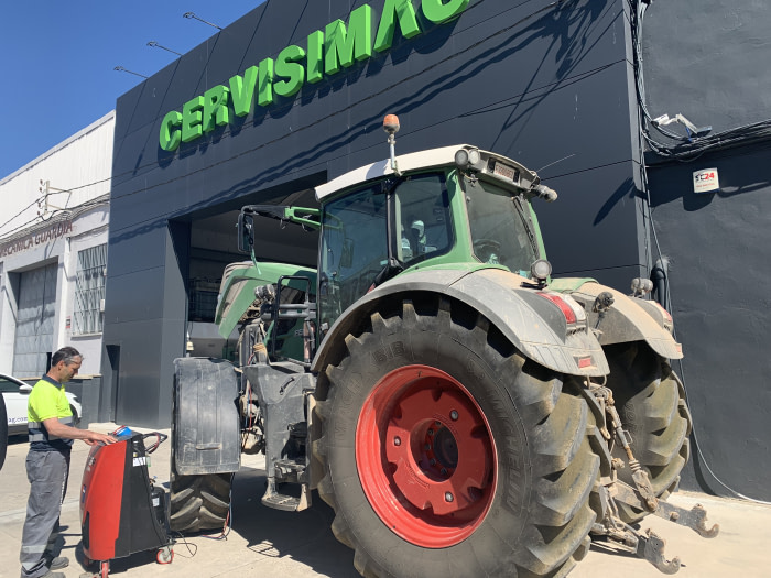 Mantenimiento del aire acondicionado de tu tractor antes del verano: revisión y carga de gas en Cervera