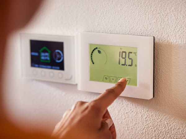 What temperature should the heating be set to in winter?