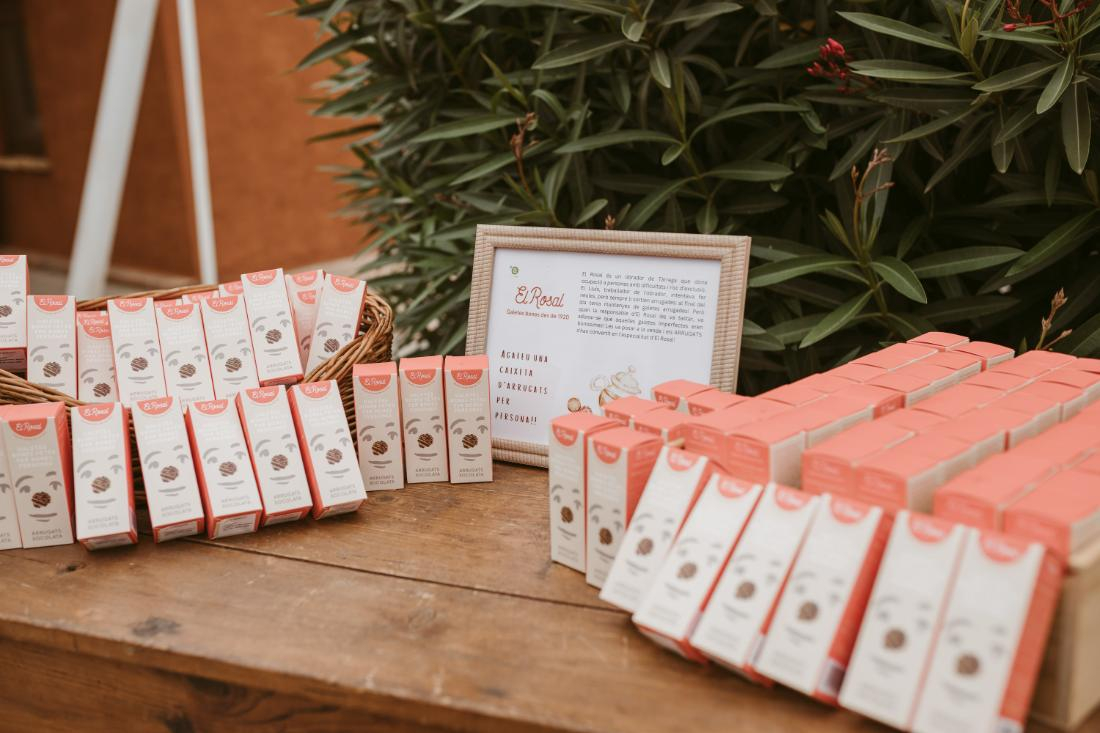 Cajitas de arrugats como detalle para los invitados de una boda