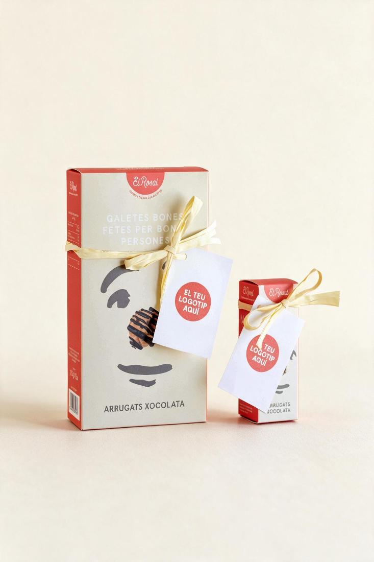 Cajas El Rosal con la tarjeta personalizada atada con un lazo