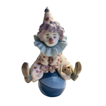 Figura porcelana Lladró. Teniendo un balón.