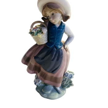 Figura porcelana Lladró. Niña con dulce perfume.