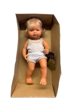 Muñeco de la marca Miniland. En vinilo suave.