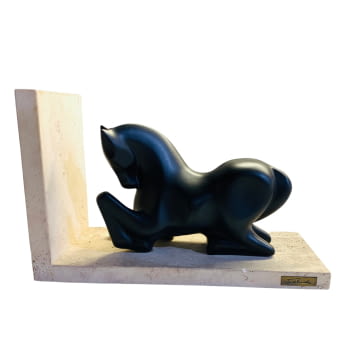 Escultura de caballo negro sobre mármol.