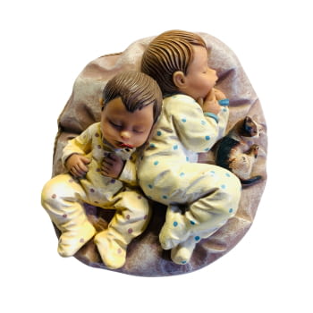 Dos bebès dormint amb gat. Nadal