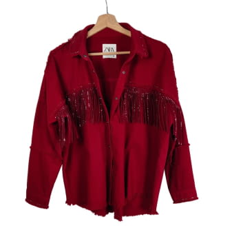 Camisa roja con flecos de la marca Zara