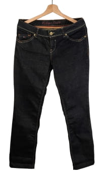 Pantalón tejano de la marca Tommy Hilfiger.