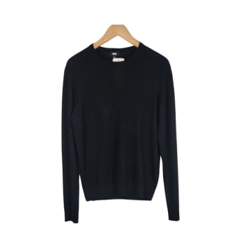 Jersey negre de la marca Uniqlo.
