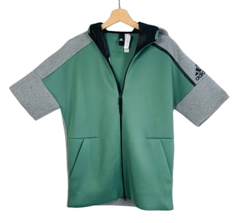 Dessuadora de la marca Adidas amb caputxa.