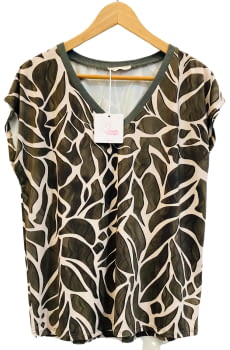 Blusa estampada de la marca New Collection.