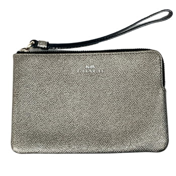 Cartera de muñeca de lamarca Coach.