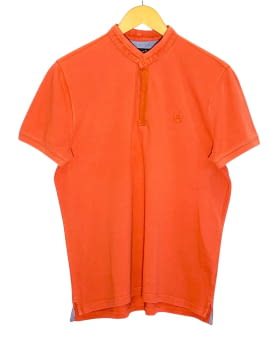 Polo en taronja, de la marca Massimo Dutti
