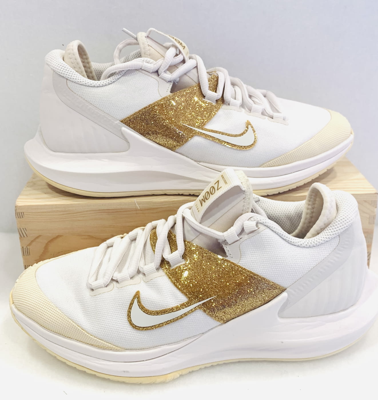 Zapatillas Nike blanco y dorado