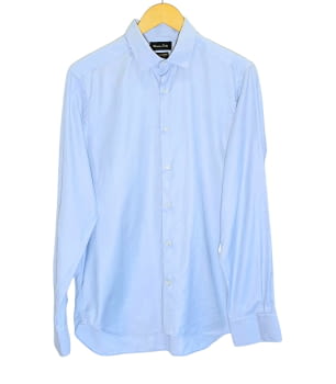 Camisa color celeste, de la marca Massimo Dutti