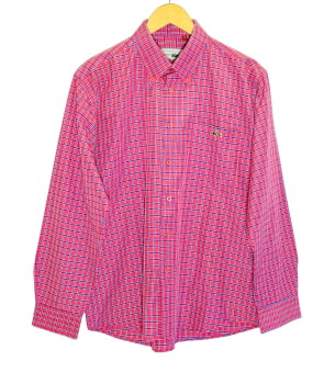 Camisa en fucsia, de la marca Lacoste