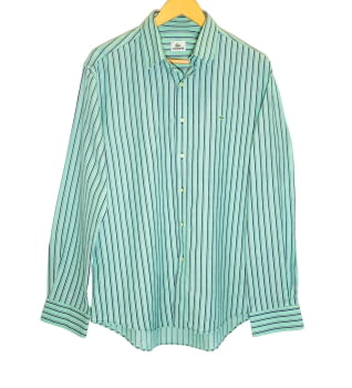 Camisa verde, de la marca Lacoste
