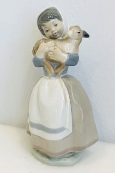 Figura porcelana Nao, niña con corderito