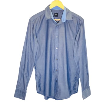 Camisa azul, de la marca Hugo Boss