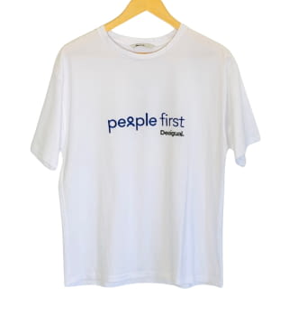 Camiseta blanca, de la marca Desigual