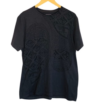 Camiseta gris oscuro, de la marca Converse