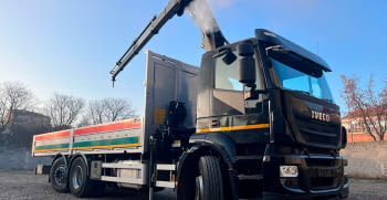 Camión Iveco Stralis con grúa Hiab, poder urbano.