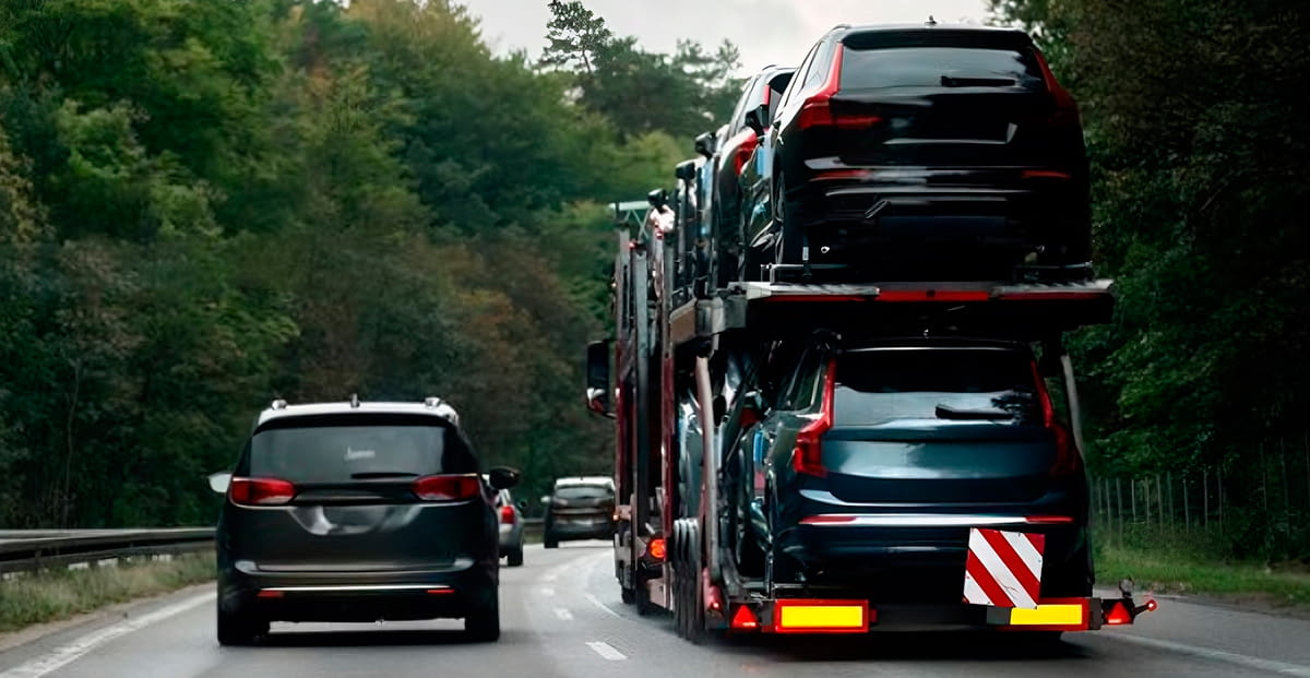 La DGT limitará los adelantamientos de camiones en autovía en determinados tramos y fechas