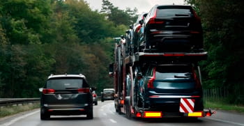 La DGT limitará los adelantamientos de camiones en autovía en determinados tramos y fechas