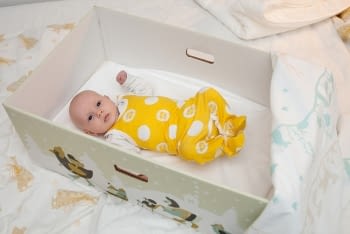 Los bebés de Finlandia ¡duermen en cajas!
