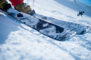 7 trucos para evitar que te roben los esquís en las pistas