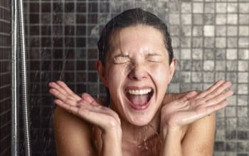 Motivos para ducharse con agua fría