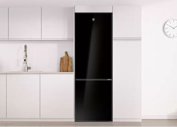 Pin de Izaskun en frigorifico negro  Frigorifico negro, Cocinas blancas,  Cristal negro