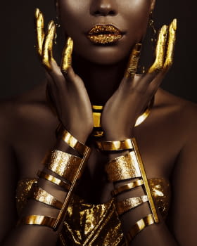 Fotografía Chica Brazalete Oro (120x80)