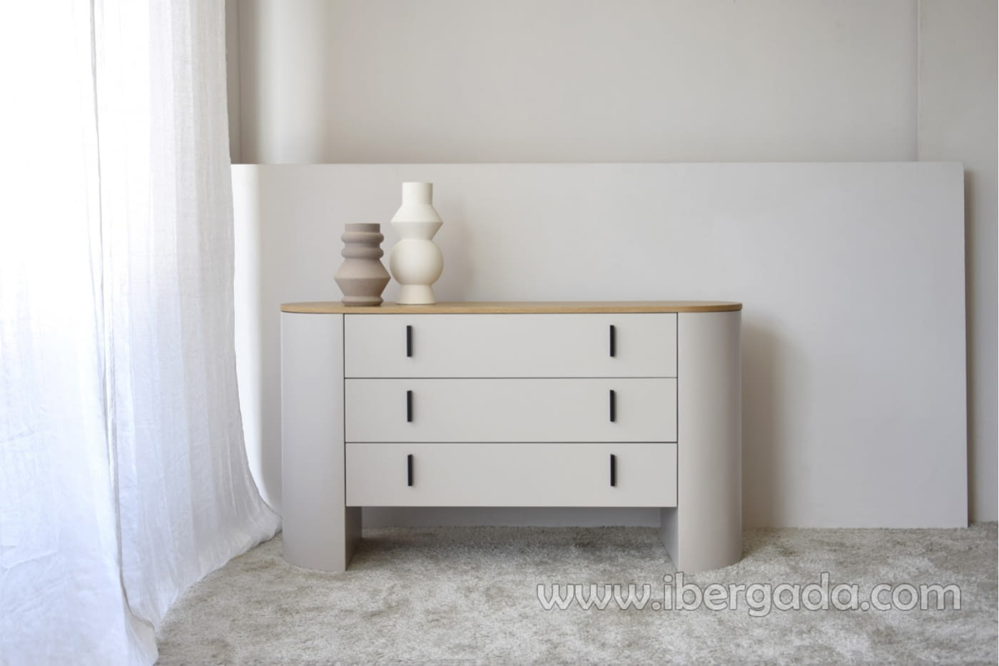 Cómoda Tea Gris Arena/Roble 3 cajones (140x44x77)-1