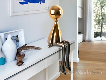 Figura Sit Down Gris/Naranja (22x21x61)