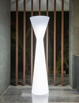 Lámpara de Pie Konika 170 (46x46x170)