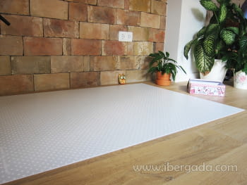 Alfombra Vinílica Infantil Puntos Gris-2
