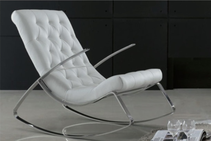 Mecedora tapizada en piel natural