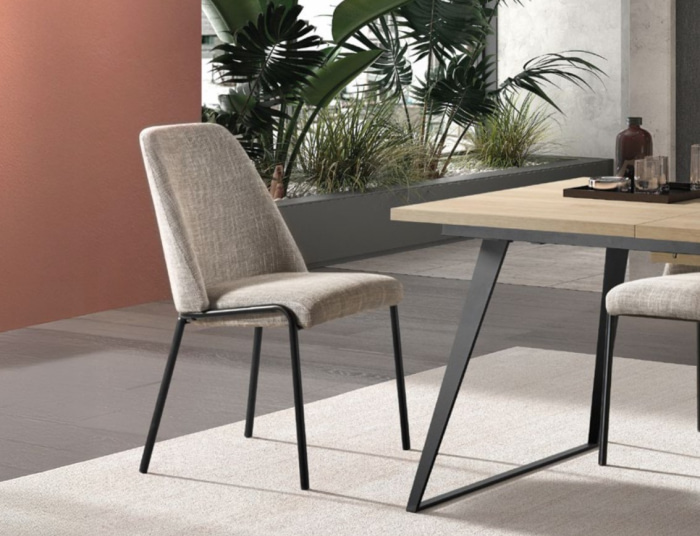 Silla tapizada con patas metálicas modelo Vermont